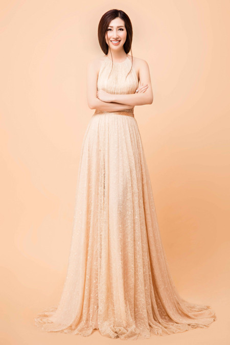 Hoa hậu điện ảnh Thanh Mai hút ánh nhìn với đầm "xẻ trên xẻ dưới" ảnh 3 Hoa hậu điện ảnh Thanh Mai hút ánh nhìn với đầm "xẻ trên xẻ dưới" ảnh 3