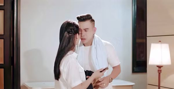 Ghen với gái trẻ, "bà ngoại hot girl" Hương bella "xử đẹp" ca sĩ Anh Trường ảnh 1 Ghen với gái trẻ, "bà ngoại hot girl" Hương bella "xử đẹp" ca sĩ Anh Trường ảnh 1