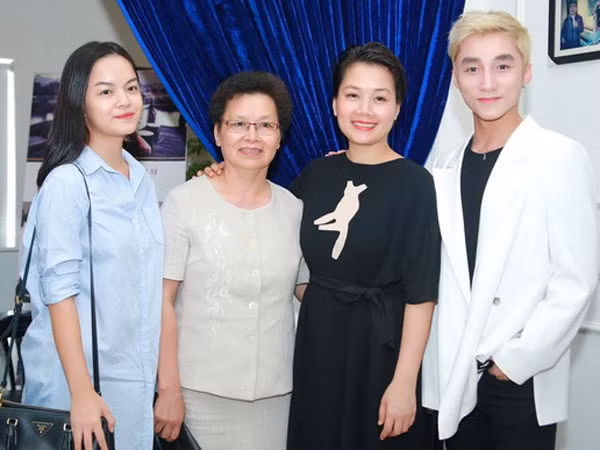Sơn Tùng M-TP hát trong đêm giỗ đầu nhạc sĩ An Thuyên ảnh 1