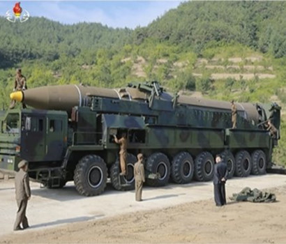 Ông Kim Jong-un trong một lần trực tiếp thị sát vụ phóng tên lửa. Ông Kim Jong-un trong một lần trực tiếp thị sát vụ phóng tên lửa.