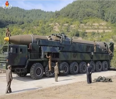 Ông Kim Jong-un trong một lần trực tiếp thị sát vụ phóng tên lửa.