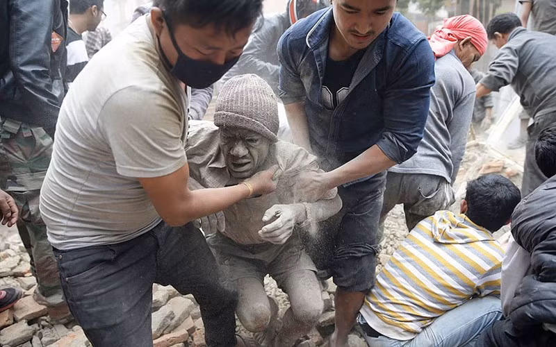 Hàng ngàn người Nepal chạy trốn dư chấn của động đất ảnh 3