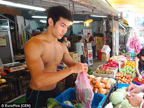 Hết "hotboy đậu phụ" đến lượt "hotboy trái cây" gây "bão" mạng Trung Quốc ảnh 3