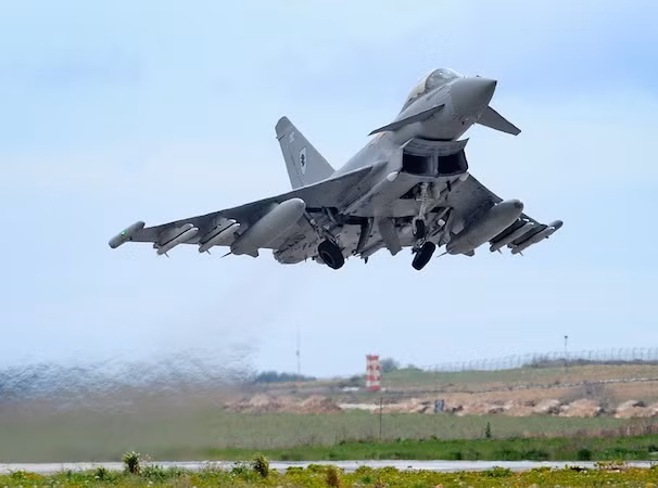Chiến đấu cơ Typhoon của Anh xuất kích chặn Tu-160 của Nga ảnh 1