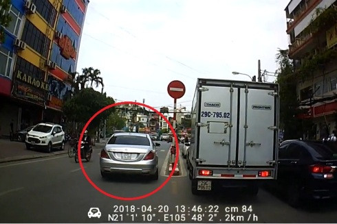 Hà Nội: Xe sang Mercedes ngang nhiên đi ngược chiều… cho nhanh ảnh 1