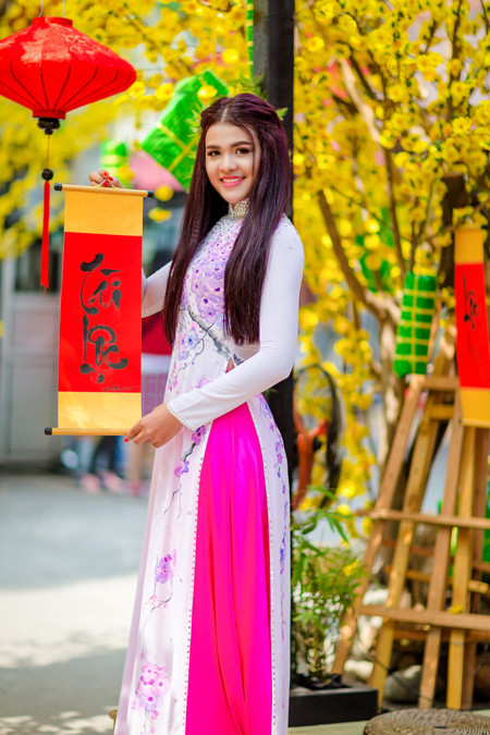 Á hậu Sơn Thị Dura thả dáng kiêu sa giữa phố xuân ảnh 5