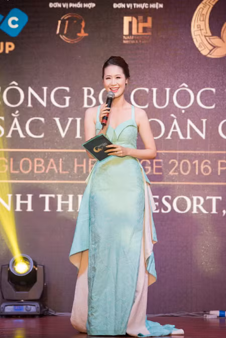 Dương Thuỳ Linh vai trần quyến rũ, đọ sắc Hoa hậu Jennifer Phạm ảnh 4