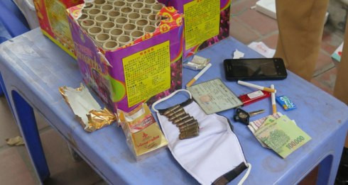 Vận chuyển pháo lậu, mang theo 10 viên đạn ảnh 2