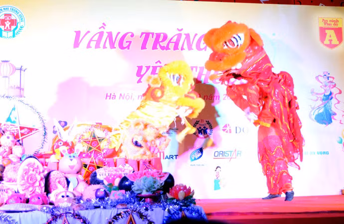 Mang tiếng trống lân đến với bệnh nhân nhỏ tuổi ảnh 2