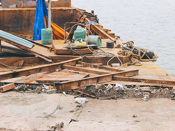 Hàng loạt tàu thuyền cũ nát bỏ hoang ở một góc hồ Tây ảnh 3