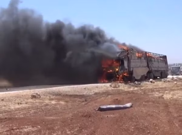 Cuộc chiến Aleppo: Đoàn xe IS bốc cháy ngùn ngụt do trúng tên lửa không kích ảnh 1