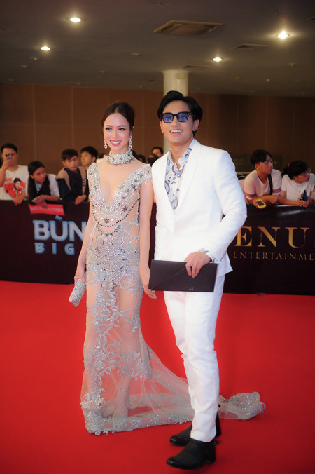 Diện đầm xuyên thấu, Vũ Ngọc Anh nổi bật trên thảm đỏ "Đêm hội chân dài" ảnh 2