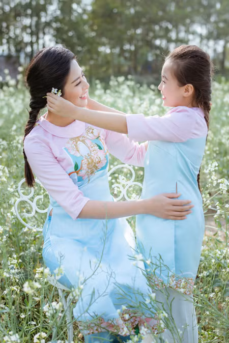 Hoa hậu Ngọc Hân diện áo dài đôi cùng "con gái nuôi" ảnh 8