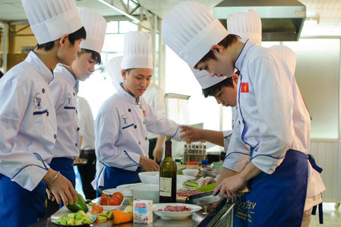 Cảnh giác với những "hứa hẹn" xuất khẩu lao động Singapore ảnh 1