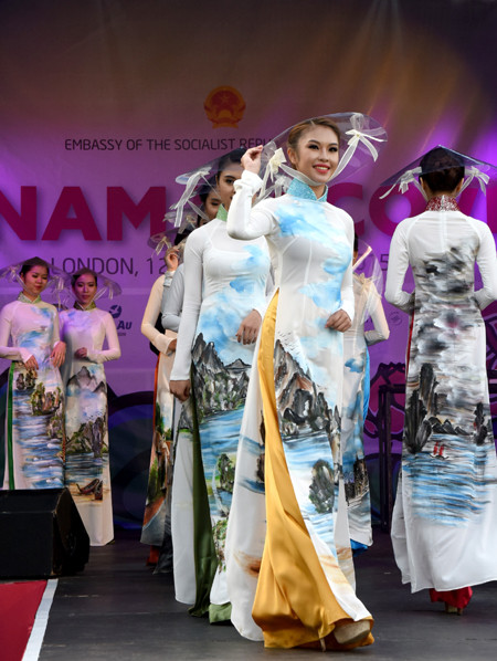 Huyền My, Hương Giang trình diễn và đấu giá áo dài ở Anh ảnh 6