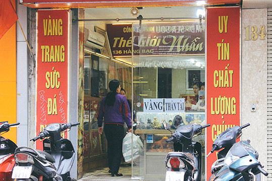 Tiệm vàng lớn xếp hàng dài, tiệm vàng nhỏ ế chỏng chơ ảnh 9