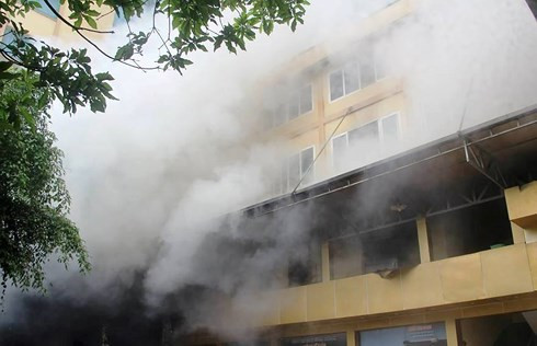 Nữ nhân viên giặt là tử vong trong vụ cháy tổ hợp khách sạn, quán bar và karaoke ảnh 1