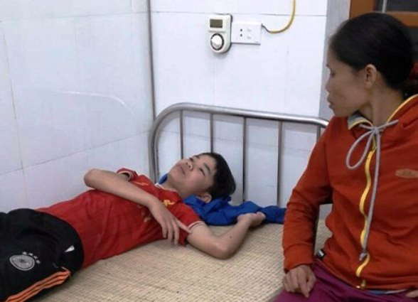 Chơi điện thoại khi trời mưa giông, hai anh em bị sét đánh thương vong ảnh 1