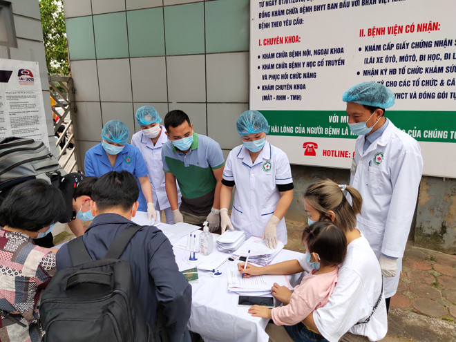 Bệnh viện CATP Hà Nội làm thủ tục cho 12 người Hàn Quốc hết thời hạn cách ly tập trung ảnh 1