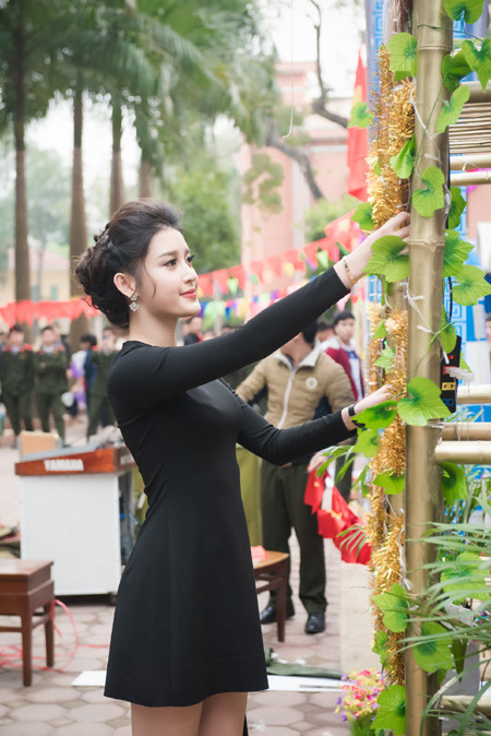 Á hậu Huyền My giản dị nhưng đầy quyến rũ trên "ghế nóng" ảnh 4