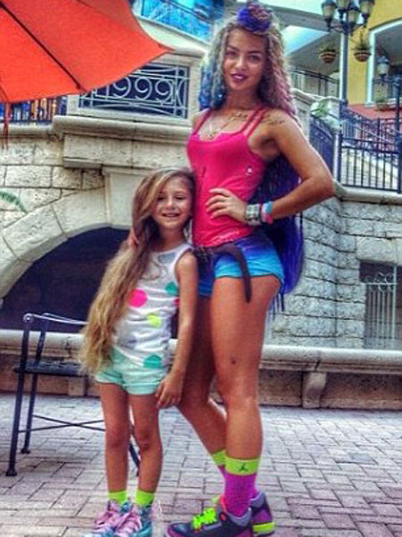 Cuộc sống đầy màu sắc của cô bé có trái tim nằm ở... bụng ảnh 4 Cuộc sống đầy màu sắc của cô bé có trái tim nằm ở... bụng ảnh 4