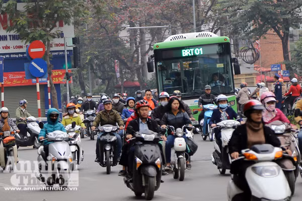 Xe buýt nhanh BRT bị "bao vây", "tạt đầu" đến nghẹt thở ảnh 9 Xe buýt nhanh BRT bị "bao vây", "tạt đầu" đến nghẹt thở ảnh 9