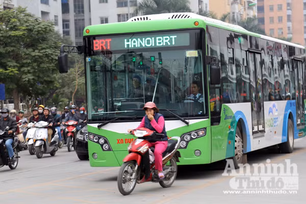 Xe buýt nhanh BRT bị "bao vây", "tạt đầu" đến nghẹt thở ảnh 4 Xe buýt nhanh BRT bị "bao vây", "tạt đầu" đến nghẹt thở ảnh 4