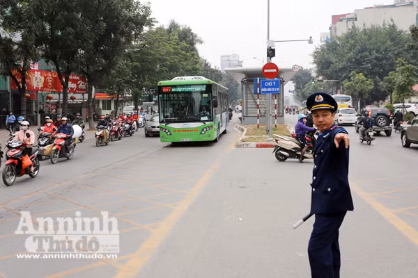 Xe buýt nhanh BRT bị "bao vây", "tạt đầu" đến nghẹt thở ảnh 8 Xe buýt nhanh BRT bị "bao vây", "tạt đầu" đến nghẹt thở ảnh 8