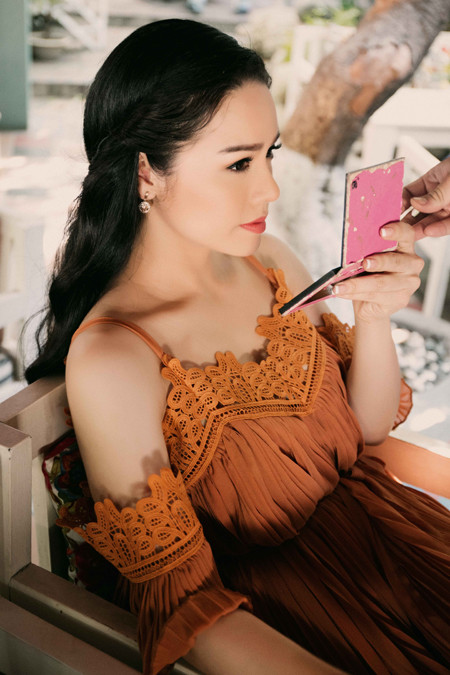 Nhật Kim Anh "khoá môi" bạn diễn người Ý trong MV mới ảnh 1 Nhật Kim Anh "khoá môi" bạn diễn người Ý trong MV mới ảnh 1