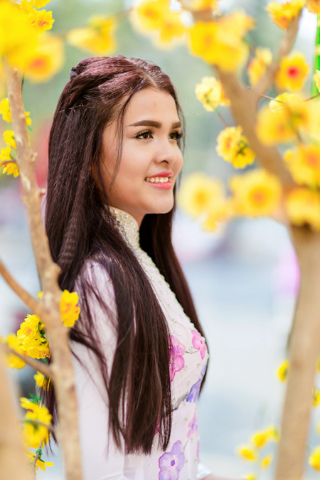 Á hậu Sơn Thị Dura thả dáng kiêu sa giữa phố xuân ảnh 4