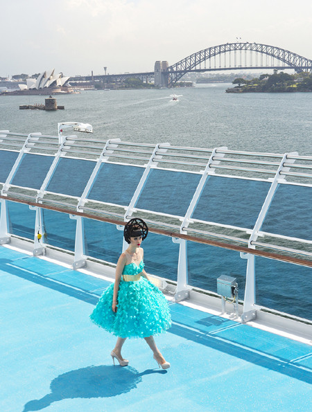 Jessica Minh Anh "hô biến" boong tàu thành sàn diễn thời trang ảnh 1