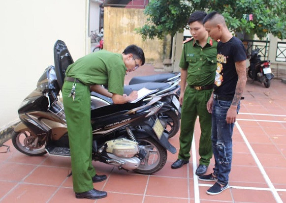Làm rõ ổ nhóm trộm cắp, tiêu thụ xe máy ảnh 1