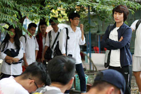 Huấn luyện viên Nguyễn Thị Minh Nguyệt trong một lần dẫn dắt THPT Chuyên Ngoại ngữ tham dự giải bóng đá học sinh THPT Hà Nội Huấn luyện viên Nguyễn Thị Minh Nguyệt trong một lần dẫn dắt THPT Chuyên Ngoại ngữ tham dự giải bóng đá học sinh THPT Hà Nội