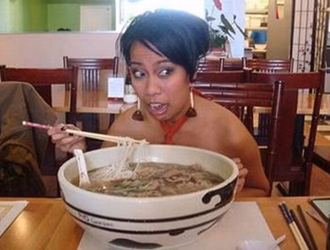 Tuy nhiên với tô phở ''hàng không mẫu hạm'' lại khiến người nước ngoài vừa thích thú vừa sợ hãi.