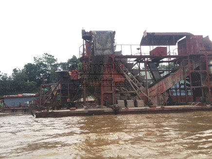 Cận cảnh những "quái vật" khổng lồ quần nát lòng sông Hồng ảnh 12