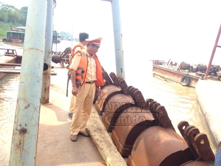 Cận cảnh những "quái vật" khổng lồ quần nát lòng sông Hồng ảnh 9