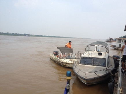 Cận cảnh những "quái vật" khổng lồ quần nát lòng sông Hồng ảnh 3