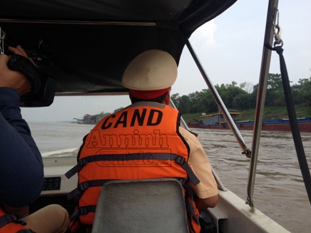 Cận cảnh những "quái vật" khổng lồ quần nát lòng sông Hồng ảnh 2