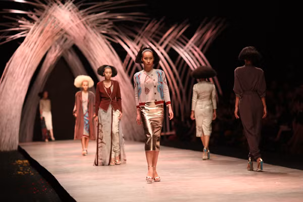 "Kều nữ" Hồng Xuân ấn tượng trong show diễn của NTK nổi tiếng nước Pháp ảnh 6