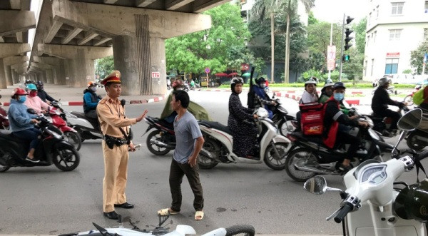 Bài 2: Cần nghiêm trị những hành vi côn đồ xuất phát từ… lỗi vi phạm giao thông ảnh 1
