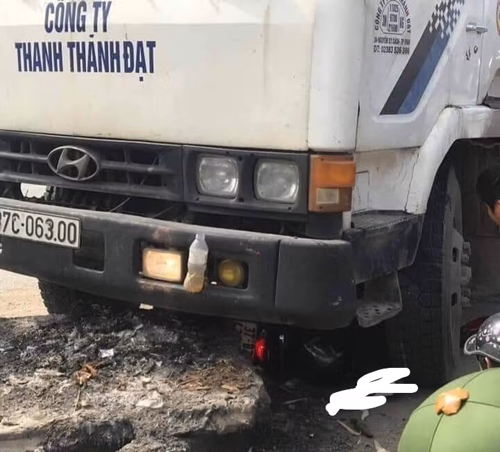 Xe tải chở keo va chạm xe máy, chồng tử vong vợ nguy kịch ảnh 1