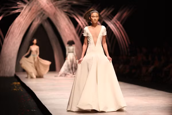 "Kều nữ" Hồng Xuân ấn tượng trong show diễn của NTK nổi tiếng nước Pháp ảnh 4