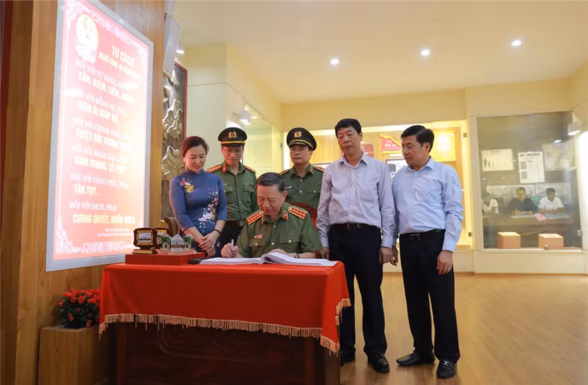Đoàn đại biểu Đảng ủy Công an Trung ương, Bộ Công an dâng hoa tưởng niệm Chủ tịch Hồ Chí Minh ảnh 6 Đoàn đại biểu Đảng ủy Công an Trung ương, Bộ Công an dâng hoa tưởng niệm Chủ tịch Hồ Chí Minh ảnh 6