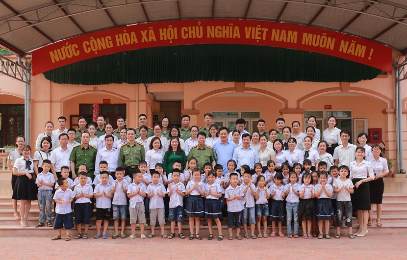 Đoàn đại biểu Đảng ủy Công an Trung ương, Bộ Công an dâng hoa tưởng niệm Chủ tịch Hồ Chí Minh ảnh 12