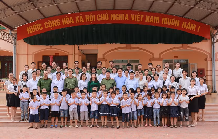 Đoàn đại biểu Đảng ủy Công an Trung ương, Bộ Công an dâng hoa tưởng niệm Chủ tịch Hồ Chí Minh ảnh 12 Đoàn đại biểu Đảng ủy Công an Trung ương, Bộ Công an dâng hoa tưởng niệm Chủ tịch Hồ Chí Minh ảnh 12