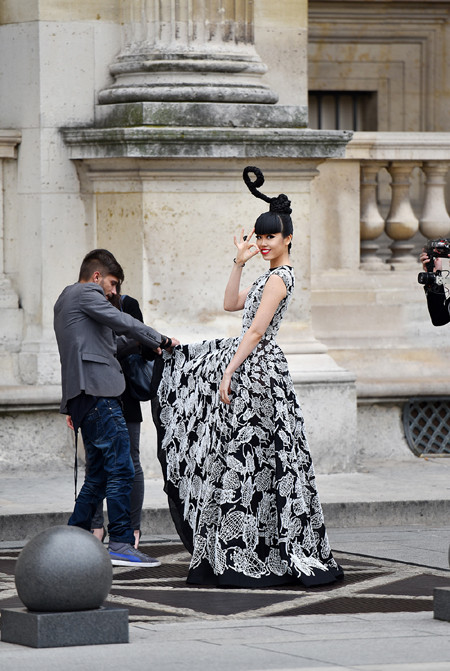 Khởi động show thời trang tại sàn diễn nổi trên sông Seine - Paris ảnh 5