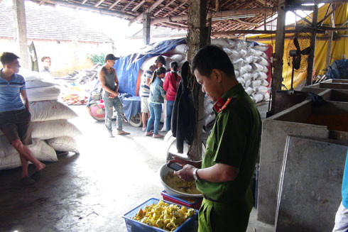 Quảng Ngãi: Phát hiện cơ sở chế biến thực phẩm cho trẻ em "siêu bẩn" ảnh 1