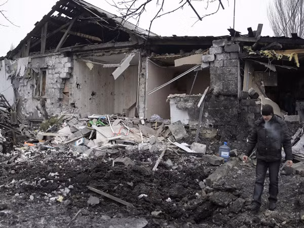 Ukraine “lặng lẽ” rút quân, phe ly khai tìm thấy vũ khí của Mỹ tại sân bay Donesk ảnh 1