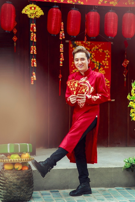 Phan Mạnh Quỳnh nôn nao Tết, tung ảnh "đỏ chót" với áo dài, phong bao lì xì ảnh 5