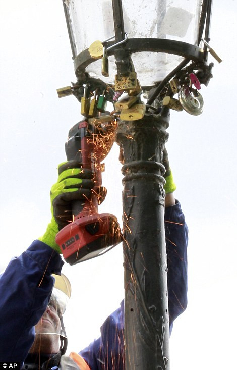 Chùm ảnh: “Mở khóa” tình yêu “cứu sống” cầu Pont des Arts ở Paris ảnh 5